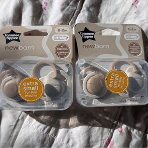 Tommee Tippee Newborn Extra Small Pacifiers - Neutral Beige (2-Pack)